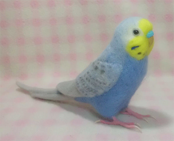 羊毛フェルト。インコちゃん。(レインボー＆アキクサインコ)台座付き。 fit=scale-down,w=1200