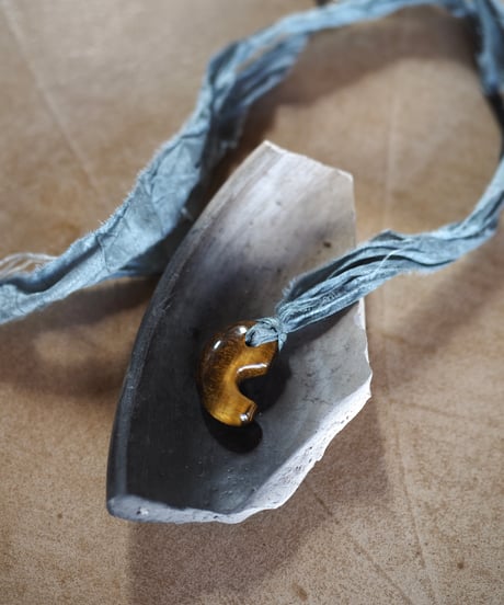 paisley necklace -blue gray/tiger eye-