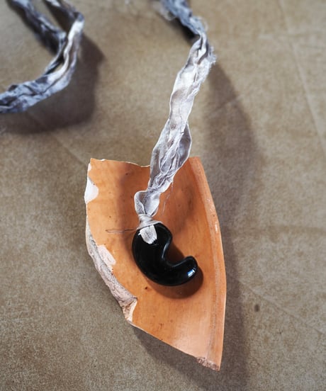 paisley necklace -gray/obsidian
