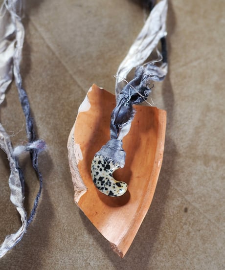 paisley necklace -gray/dalmatian jasper