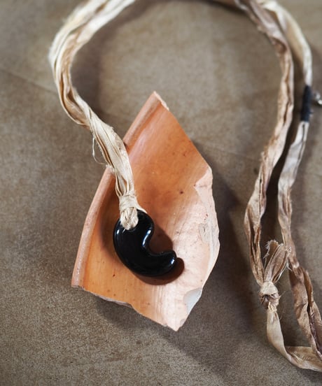 paisley necklace -beige/obsidian
