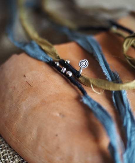 paisley necklace -blue gray/tiger eye-
