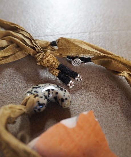 paisley necklace -oak/dalmatian jasper-