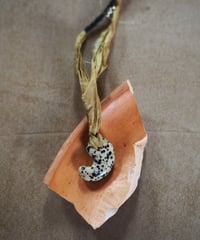 paisley necklace -oak/dalmatian jasper-