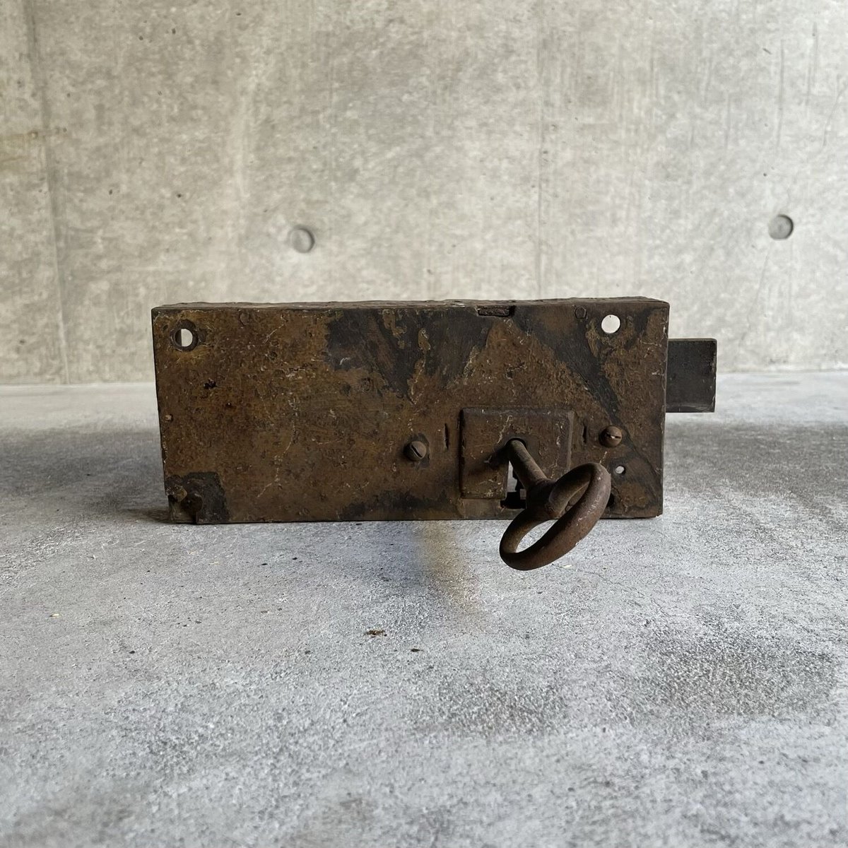 古い特大の錠前と鍵と思われますが果たして？ ドアの錠前と鍵 | antiques miyawaki modern