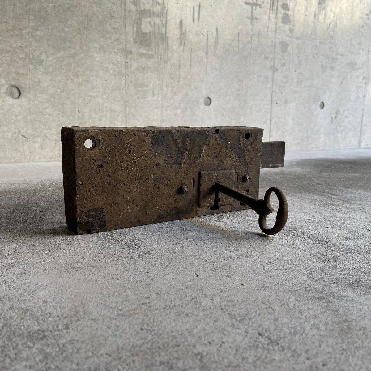古い特大の錠前と鍵と思われますが果たして？ ドアの錠前と鍵 | antiques miyawaki modern