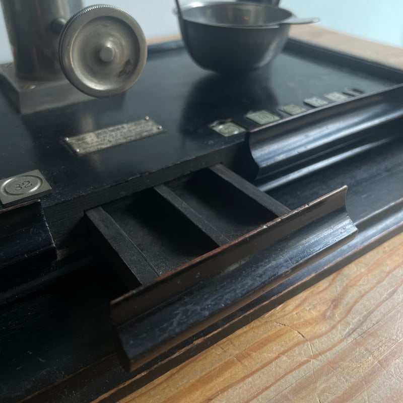 ガラスケースの天秤 | antiques miyawaki modern ガラスケースの天秤 | antiques miyawaki modern