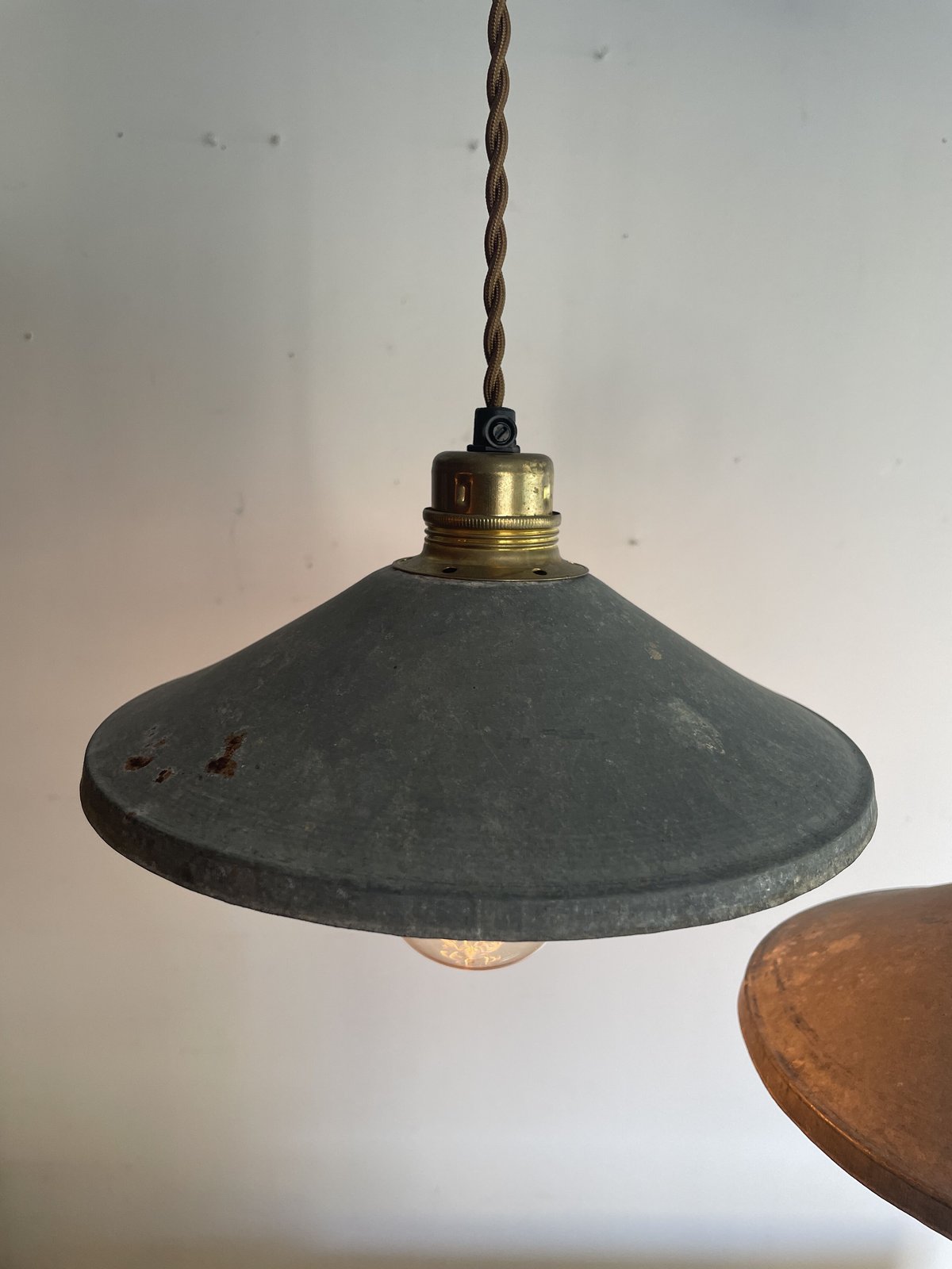 大きなブリキシェードのペンダントライト　古道具　照明　リメイク　ブロカント 大きなブリキシェードのペンダントライト 古道具 照明 リメイク