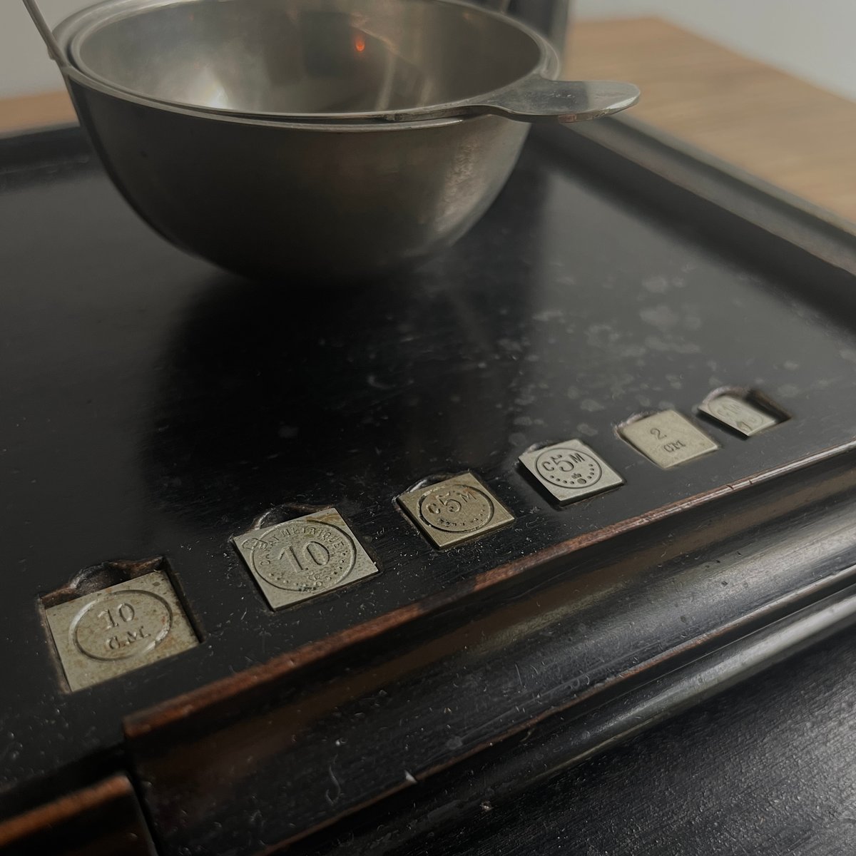 ガラスケースの天秤 | antiques miyawaki modern