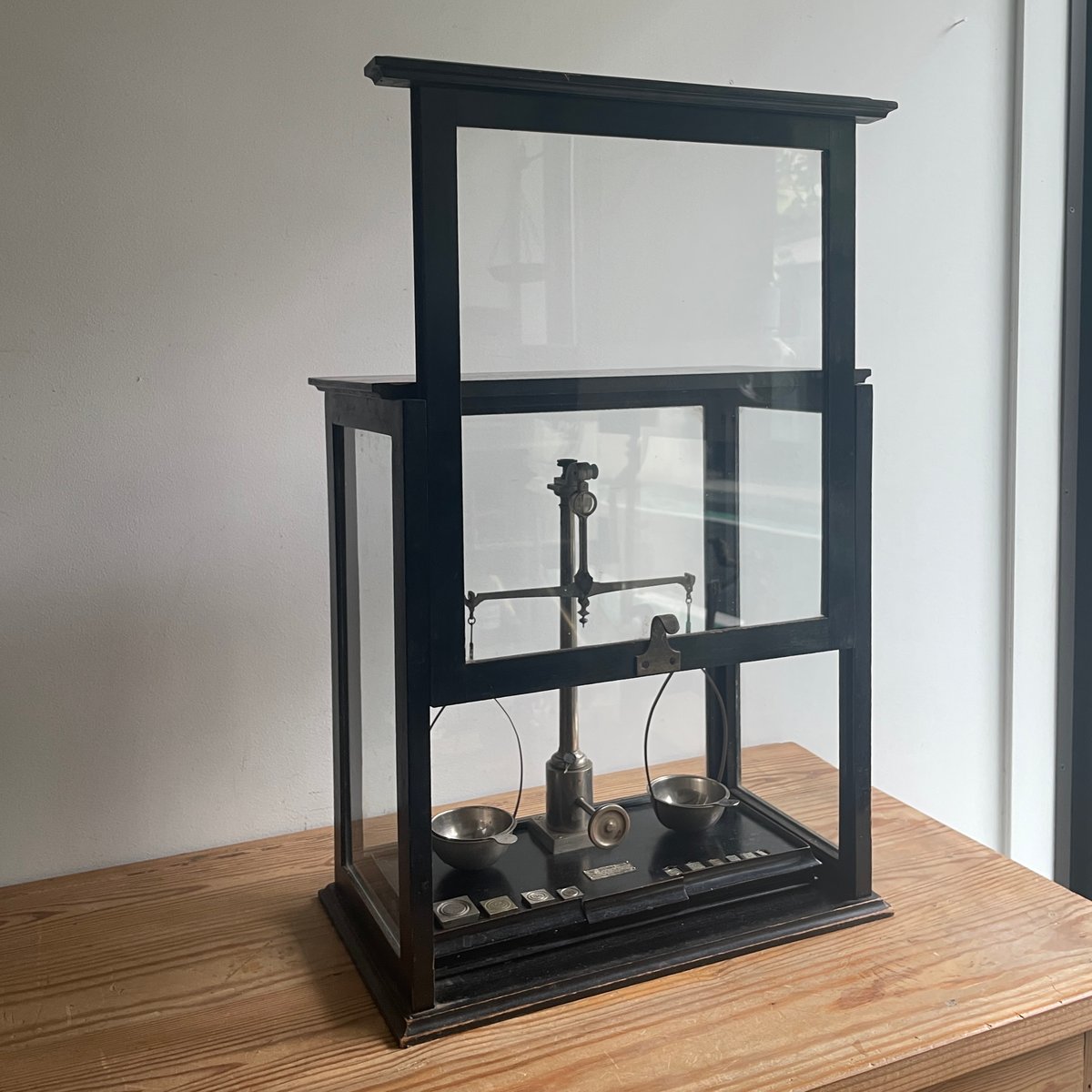 ガラスケースの天秤 | antiques miyawaki modern ガラスケースの天秤 | antiques miyawaki modern