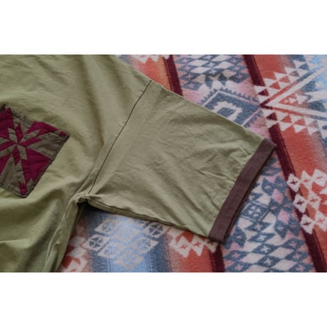 Nasngwam. 『SPLICE POCKET  TEE（OLIVE）』