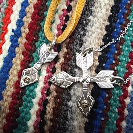 Nasngwam.×Sunshine Studio 『CROSS ARROW TOP』