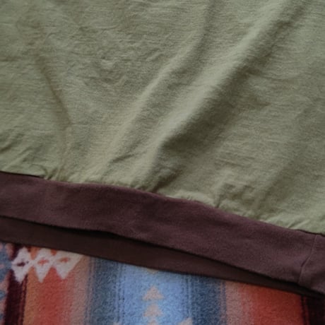 Nasngwam. 『SPLICE POCKET  TEE（OLIVE）』