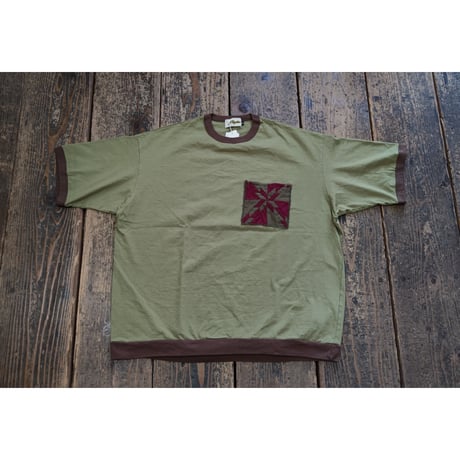 Nasngwam. 『SPLICE POCKET  TEE（OLIVE）』