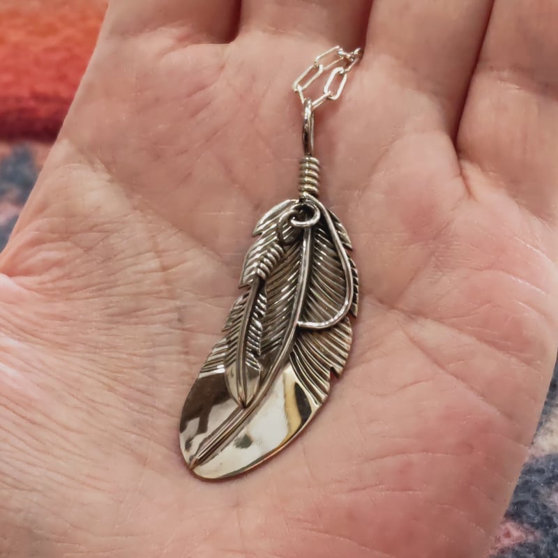 NAVAJO ハーヴィーメイス フェザーネックレストップ インレイ ナバホ ナバホ ハーヴィー・メイス | フェザー ネックレス 12KGF - HARTLEY