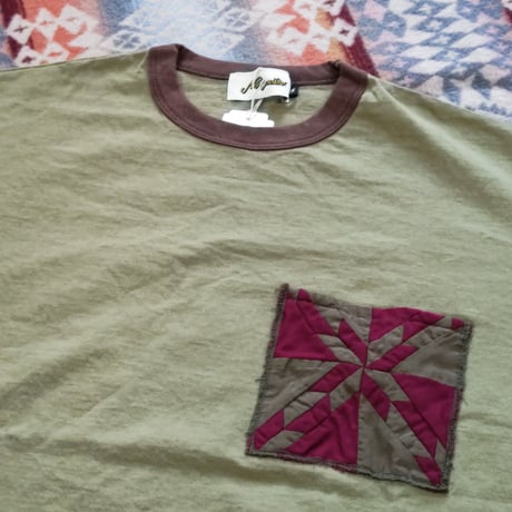 Nasngwam. 『SPLICE POCKET  TEE（OLIVE）』
