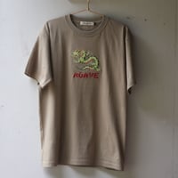 humanity×MENOSYAMA 【poorpatch T-shirt】AGAVEDRAGON (サンドカーキ)    予約販売