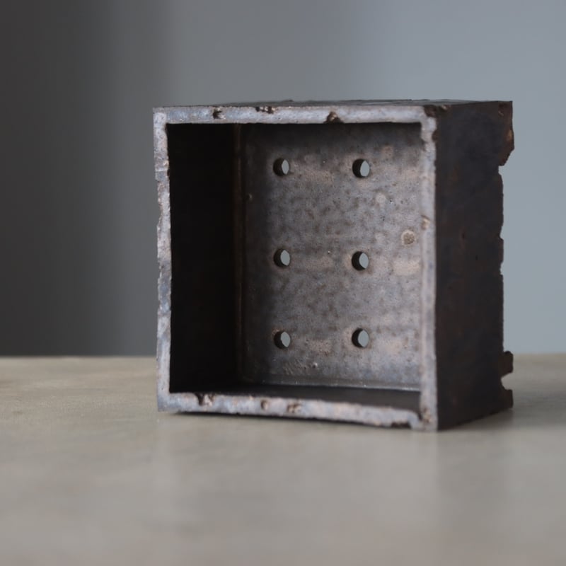 たけろうポット/ 角鉢 / ムシクイ / テツ / LL no.105-65 | 芽の巣山