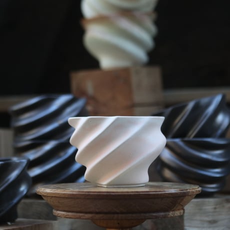 P&A ceramic ware / spiral pot 　no.108-109