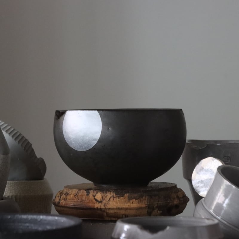 N/OH ノウ　グデア　PRIMITIVE POT S　鉢　リッチブラック N/OH / コロ鉢 / Black + Moon / S no.1027-21 | 芽の巣山