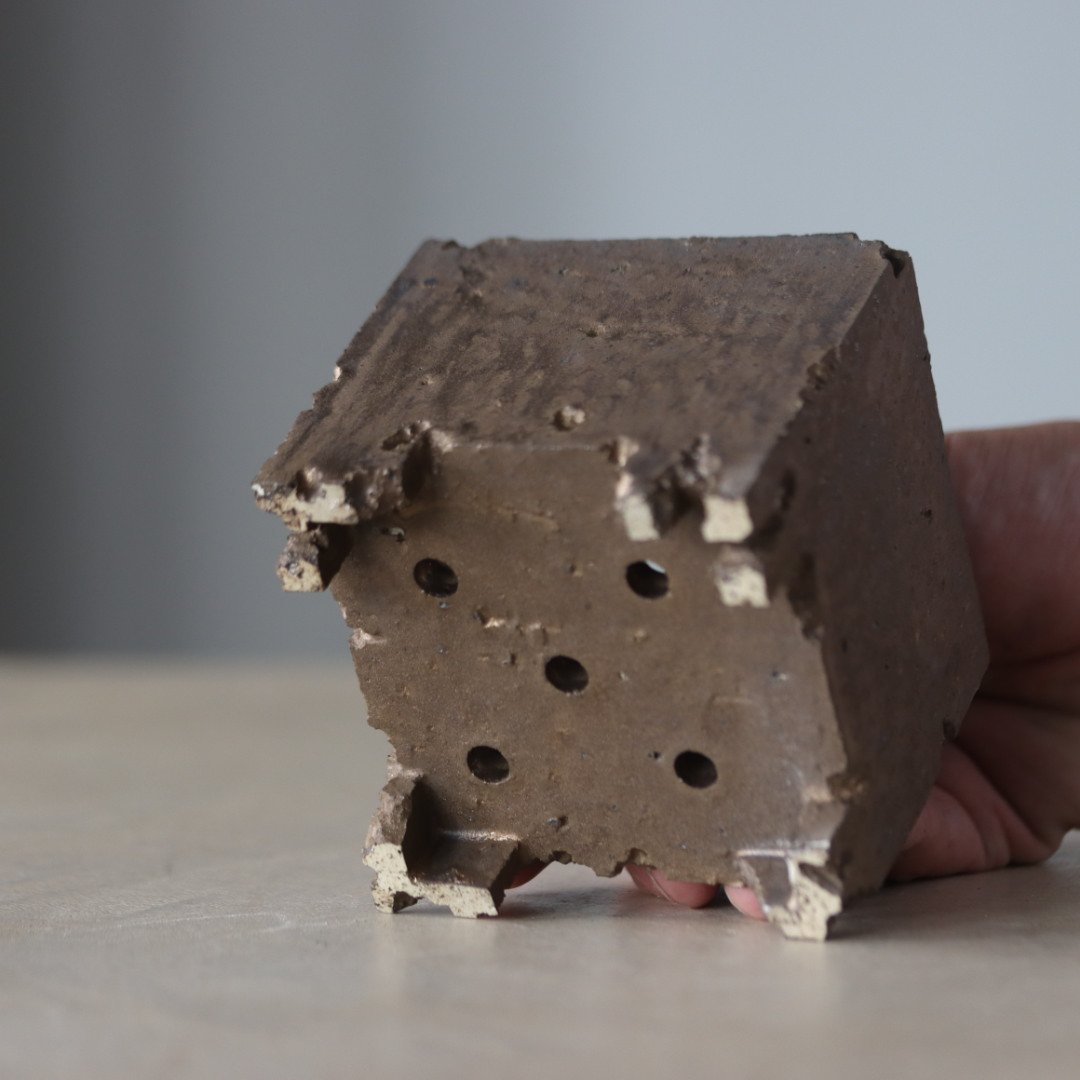 たけろうポット/ 角鉢 / ムシクイ / テツ / M no.1006-27 | 芽の巣山