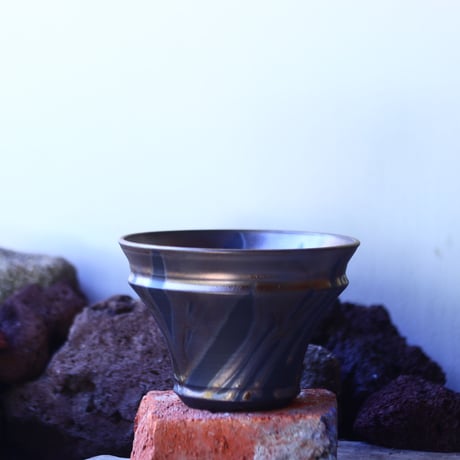 Yuta  Uchida 〝gold  glaze″   /   humanity pot       no.42555