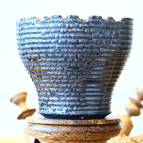 Yuta Uchida〝black glaze melt″ / humanity pot    no514-U38