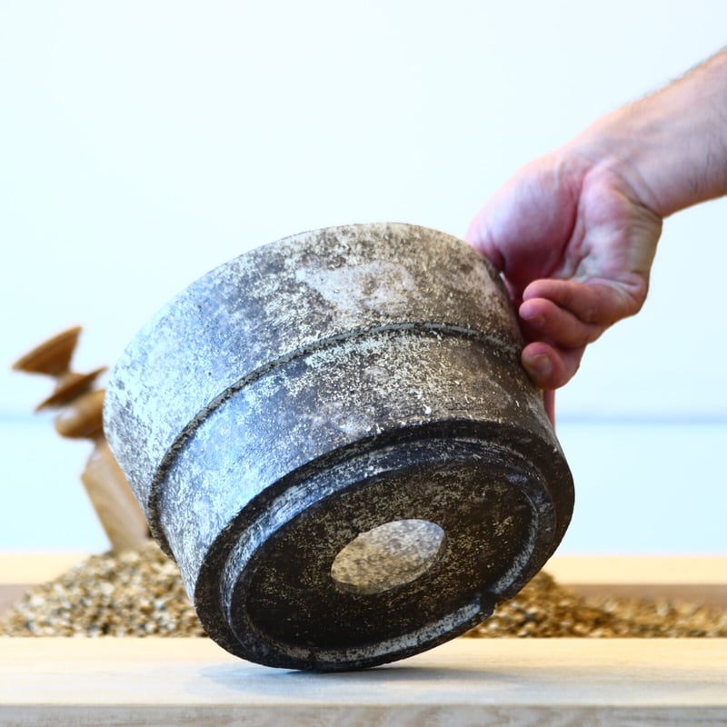 たけろうポット / シロサビ no.702-26 | 芽の巣山