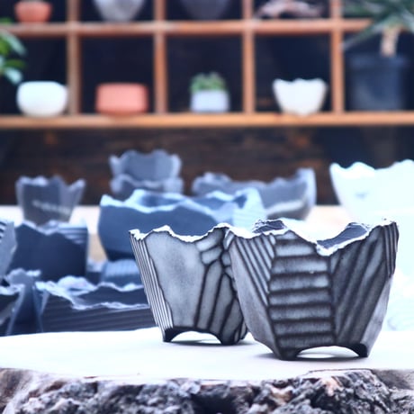 N/OH   応 -OU-  盆栽鉢  XS  / White on Black   no.40492