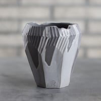 たけろうポット/ 角鉢 / ムシクイ / テツサビ / M no.1006-39 | 芽の巣山