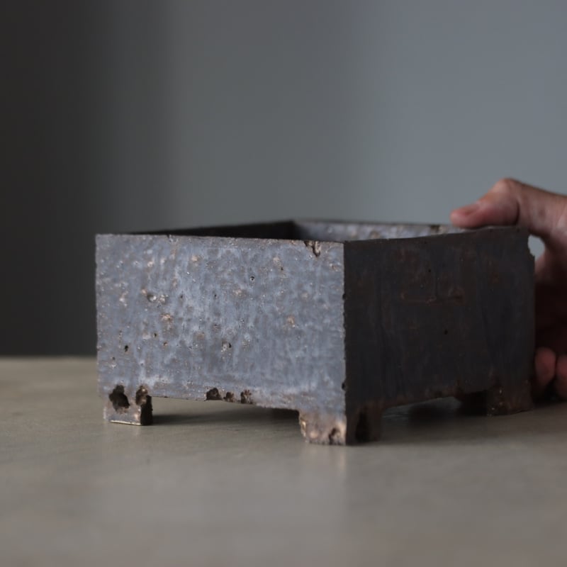 たけろうポット/ 角鉢 / ムシクイ / テツ / LL no.105-65 | 芽の巣山