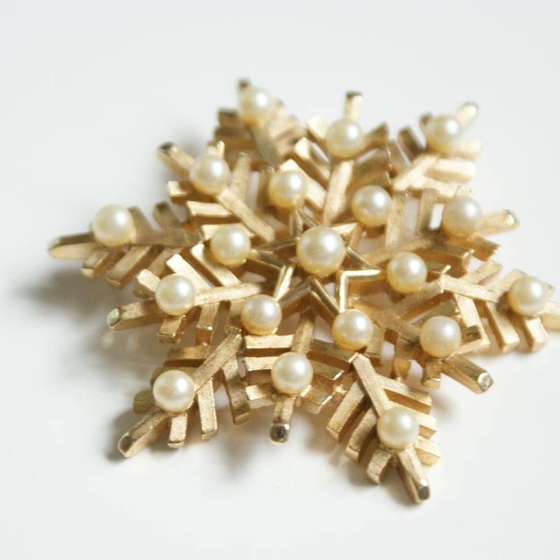 CROWN TRIFARI☆トリファリウム&ベビーパール☆雪の結晶のブローチ TRIFARIトリファリ 雪の結晶 スノーフレーク ブローチ / ヴィンテージ