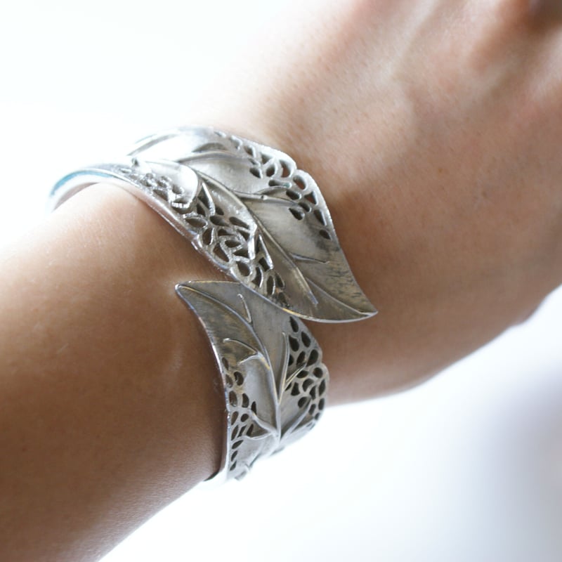 TRIFARIクラウントリファリ リーフ 透かし バングル ブレスレット