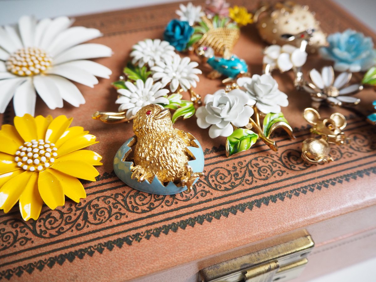 トリファリ 春らしい色合い カボジョン イースター エッグ ブローチ 春