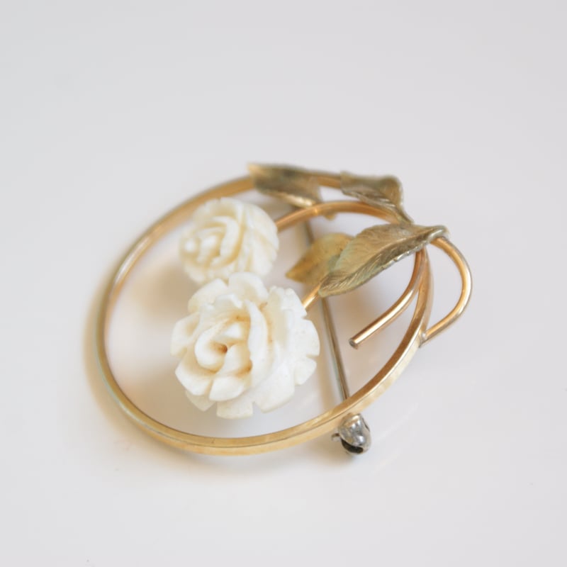 アメリカ　刻印ありアンティーククレメンツ　ローズモチーフ　ブローチ KREMENTZクレメンツ セルロイド ローズ 薔薇 サークル ブローチ
