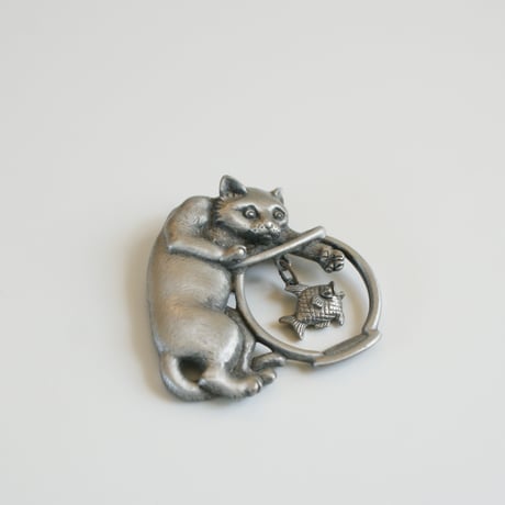 Special price【スペシャルプライス】JJジェイジェイ 猫 キャット 金魚鉢 燻し加工 ブローチ / ヴィンテージ・コスチュームジュエリー