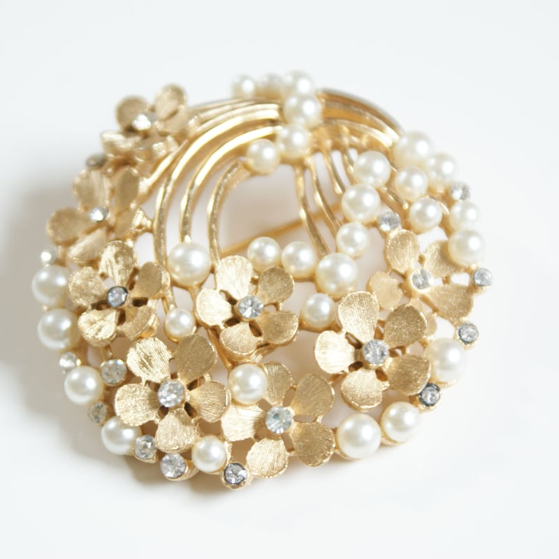 レアデザイン☆CROWN TRIFARI☆刻印あり☆パールフラワーブローチ Trifari（トリファリ）ブローチ「Flower Pearl Brooch