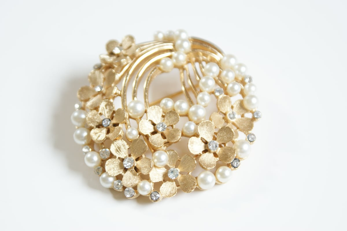レアデザイン☆CROWN TRIFARI☆刻印あり☆パールフラワーブローチ Trifari（トリファリ）ブローチ「Flower Pearl Brooch