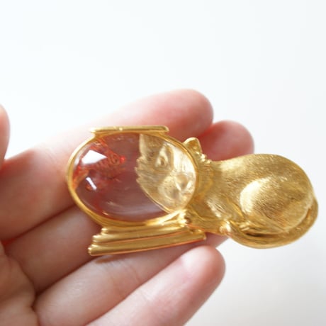 【New Vintage Stock】JJジェイジェイ 猫 キャット 金魚鉢 ブローチ/ ヴィンテージ・コスチュームジュエリー
