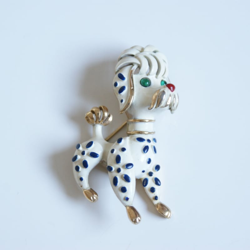 トリファリ 動物 ブローチ 緑の目の犬 プードル トリファリ 動物