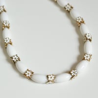 TRIFARIトリファリ ホワイト ミルクガラス フラワーエナメル ネックレス/ ヴィンテージ・コスチュームジュエリー