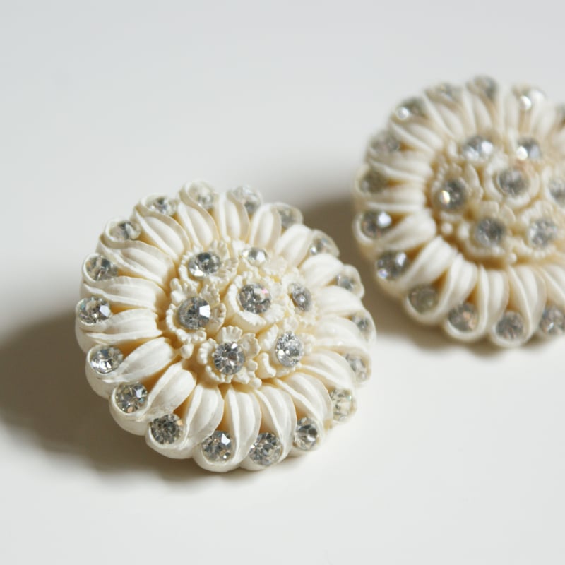 セルロイド アイボリー フラワー ラインストーン イヤリング