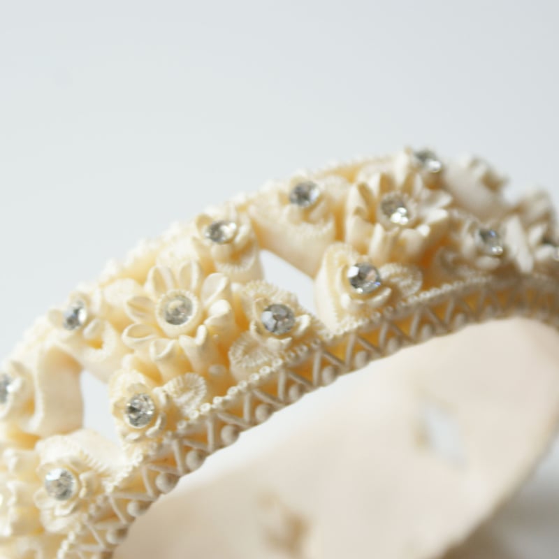 セルロイドフラワー ラインストーン バングル ブレスレット