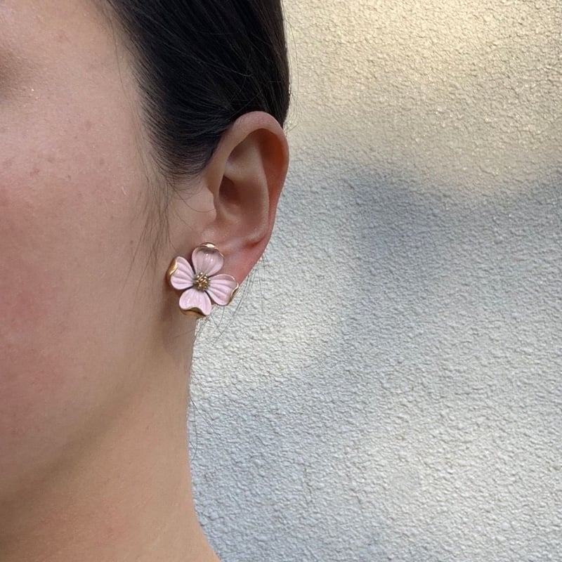 TRIFARIトリファリ ハナミズキ ピンク エナメル イヤリング