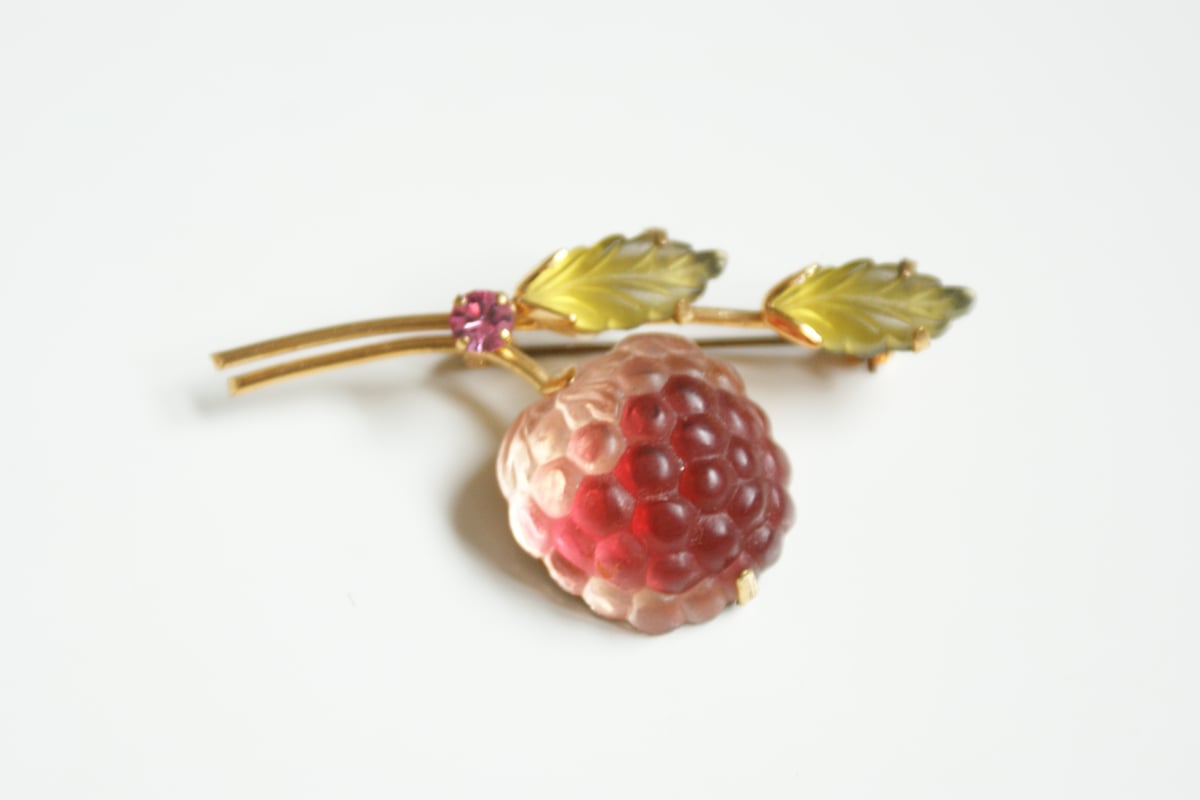 40'-60's オーストリア ヴィンテージ 摺りガラス 野イチゴ ブローチ 果 fit=scale-down,w=1200