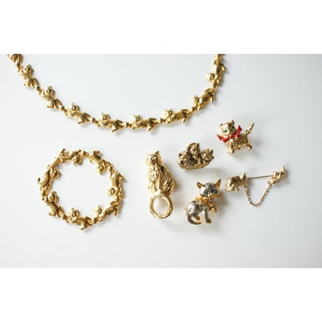 Special price【スペシャル プライス】AVONエイボン 猫 キャット バスケット ピンブローチ / ヴィンテージアクセサリー