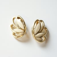 Special price【スペシャル プライス】TRIFARIトリファリ アイボリー エナメル バタフライ 羽 イヤリング / ヴィンテージアクセサリー
