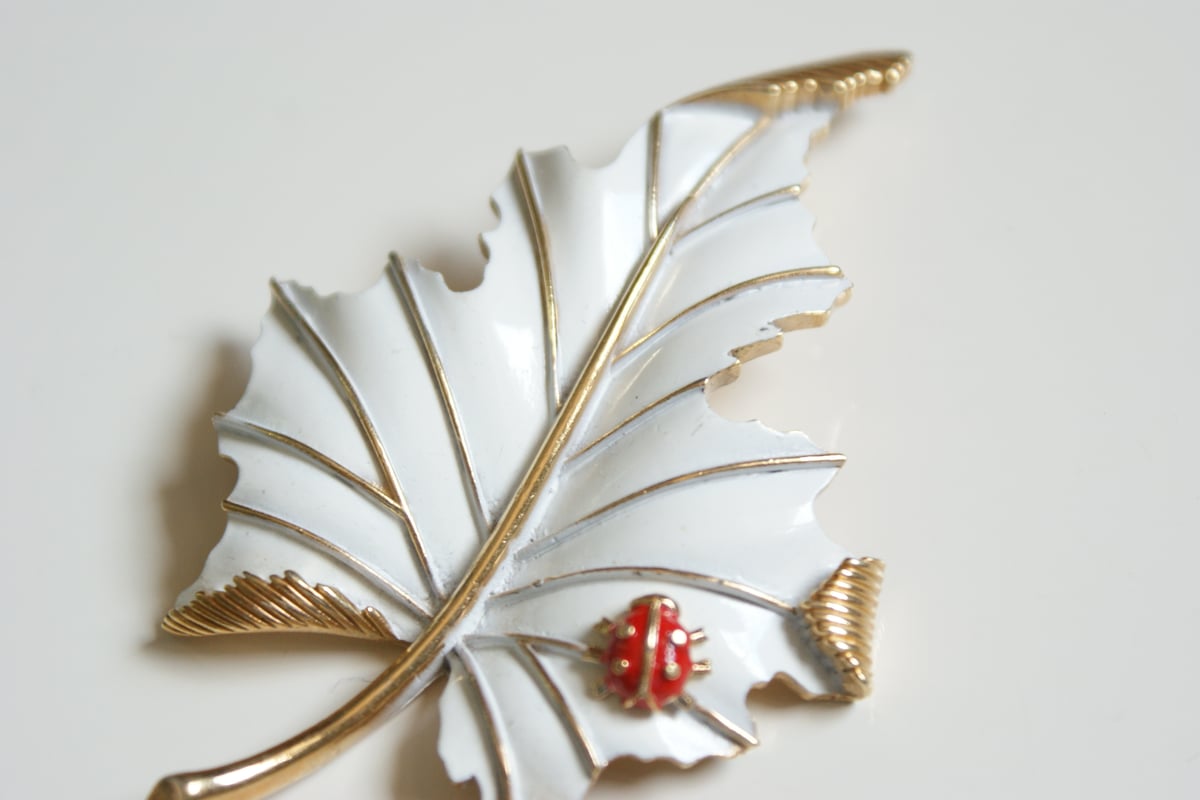 TRIFARIトリファリ ホワイトエナメル リーフ てんとう虫 ブローチ