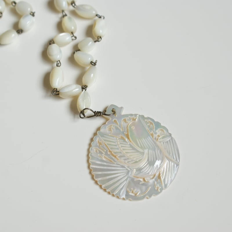 手彫りされた真珠貝のペンダント　ベツレヘム パール ベツレヘムパール 白蝶貝 シェル バード鳩 ネックレス