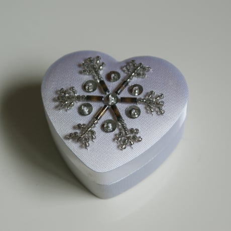 AVONエイボン ２WAY 雪の結晶 ピアス サテン刺繍ハートBOX付き/ ヴィンテージジュエリー・アクセサリー